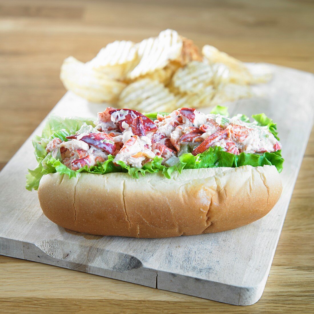 A lobster roll with crisps (USA)