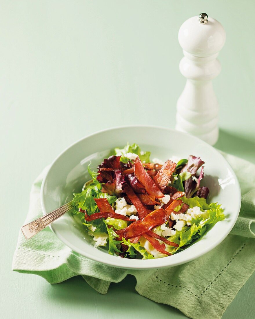Salat mit knusprigem Schinken und Feta
