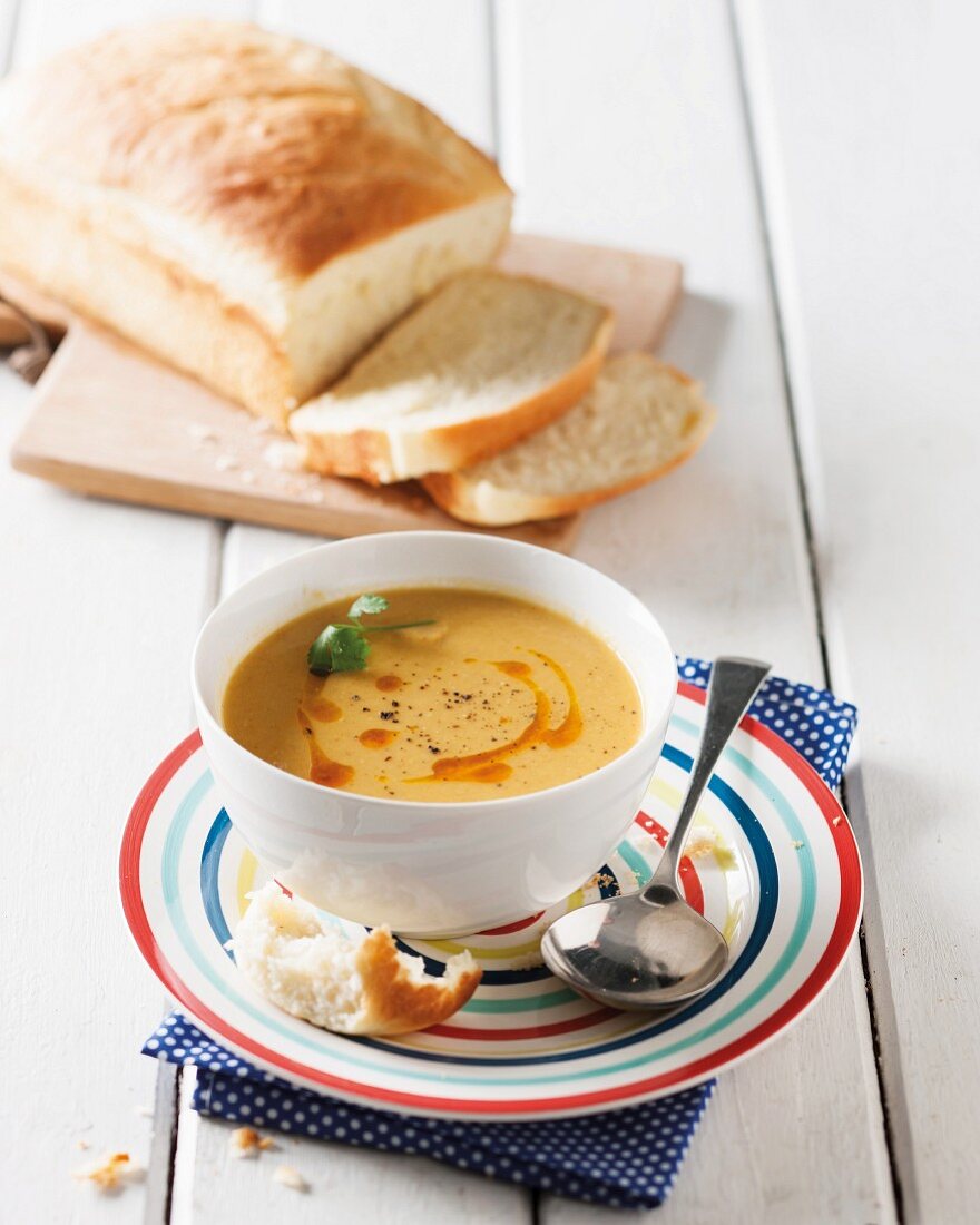 Karotten-Linsen-Suppe mit Kartoffelbrot