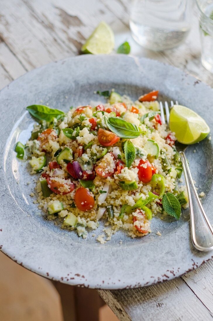 Couscous mit rohem Gemüse und Tahini