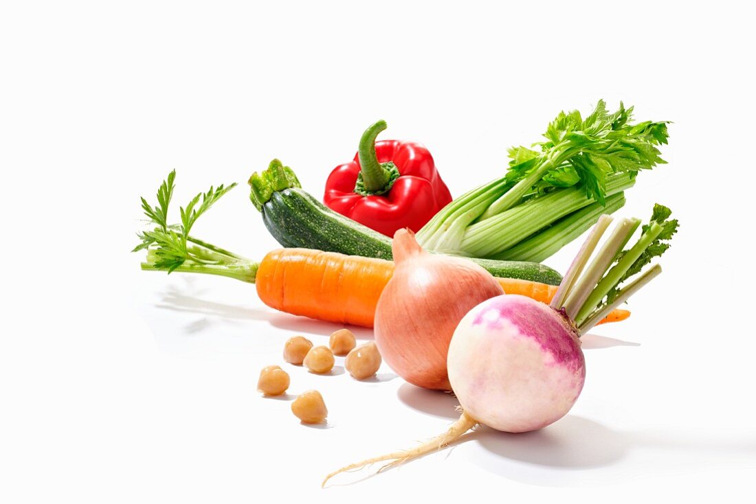 Gemüsestillleben mit Navette, Zwiebel. Kichererbsen, Möhre, Zucchini, Staudensellerie und Paprika