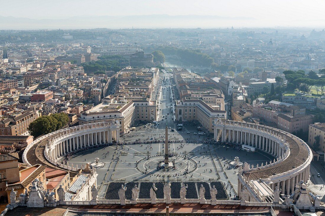 Blick auf den gut besuchten Petersplatz, Rom