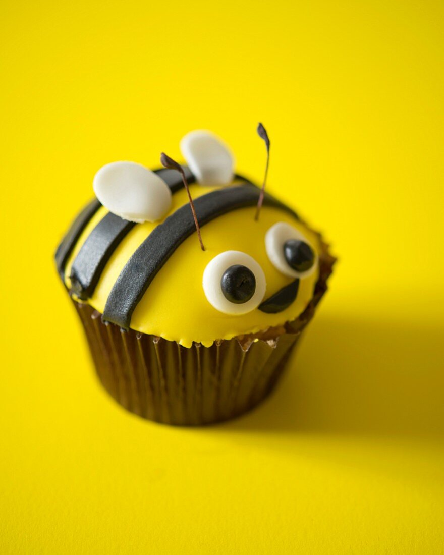 A bumble bee cupcake