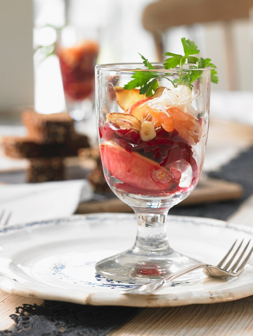 Rote-Bete-Salat mit Apfel und Nüssen