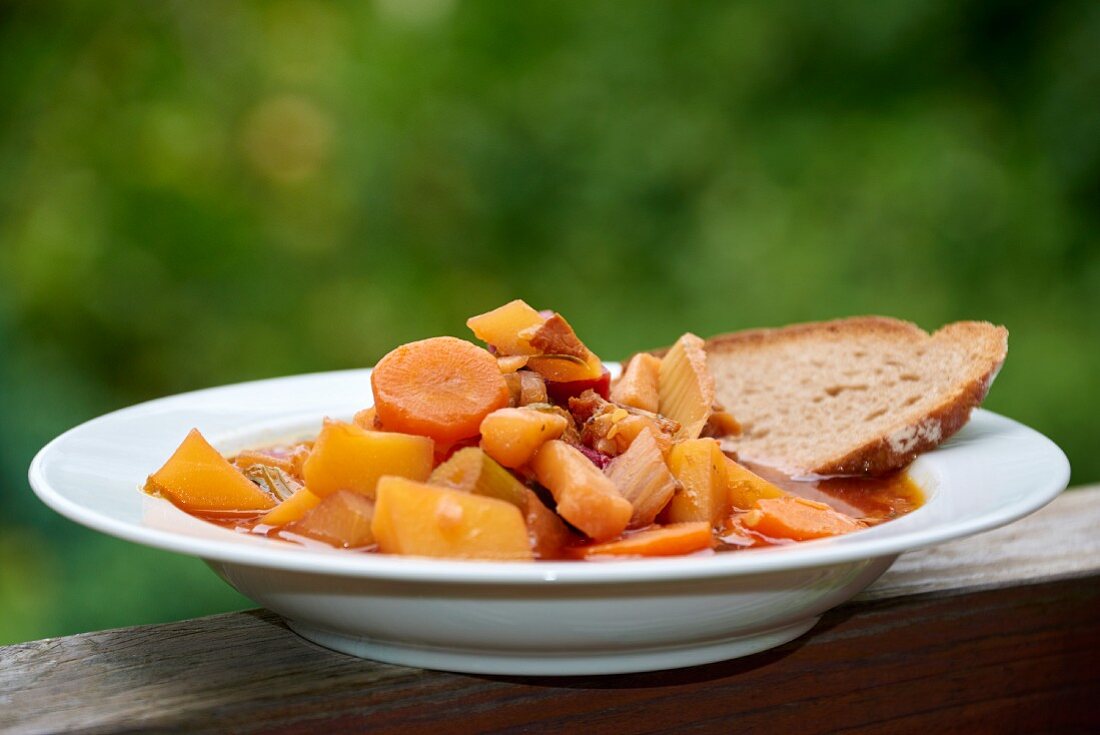 Potato stew with carrots and bread