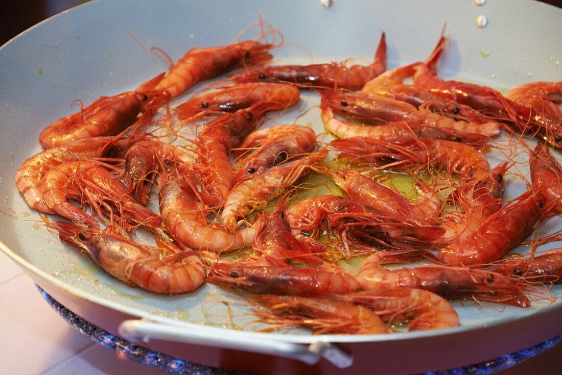 Gambas de Palamos (in Olivenöl gebratene Garnelen, Spanien)