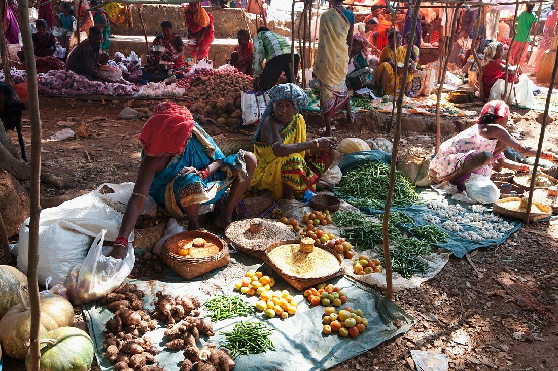 Gemüsestände auf einem Wochenmarkt, Guneipada, Koraput Bezirk, Orissa, Indien