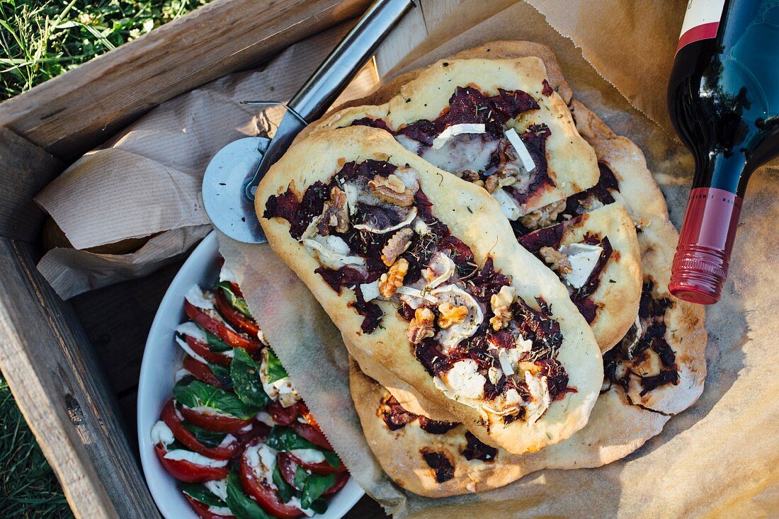 Beetroot pizza with goat's cheese