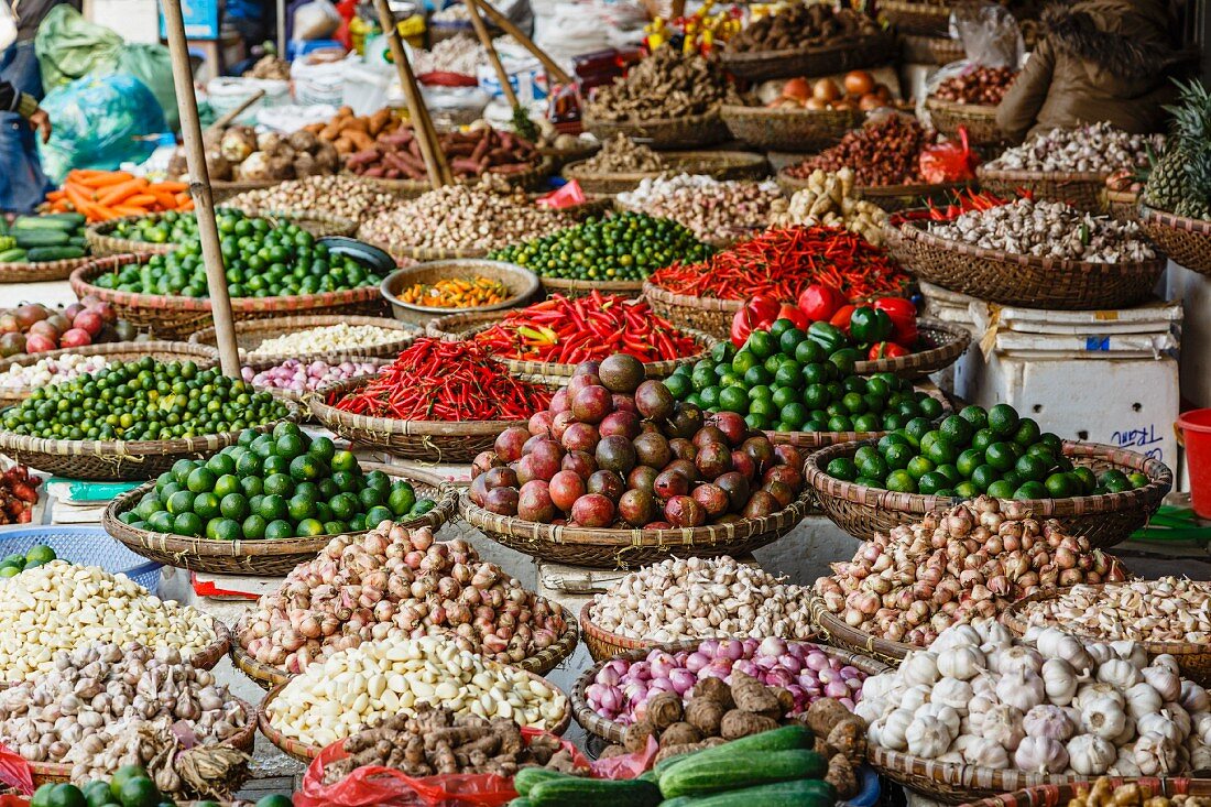 Obst und Gemüsestand auf einem Markt in der Altstadt von Hanoi, Vietnam