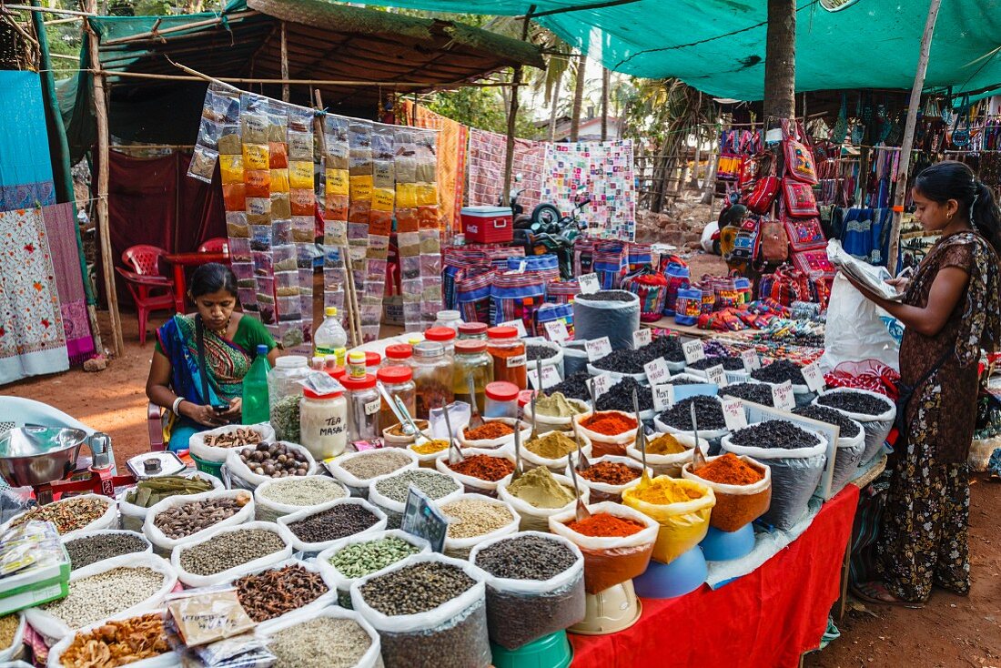 Gewürzstand auf dem Mittwochs-Flohmarkt in Anjuna, Goa, Indien
