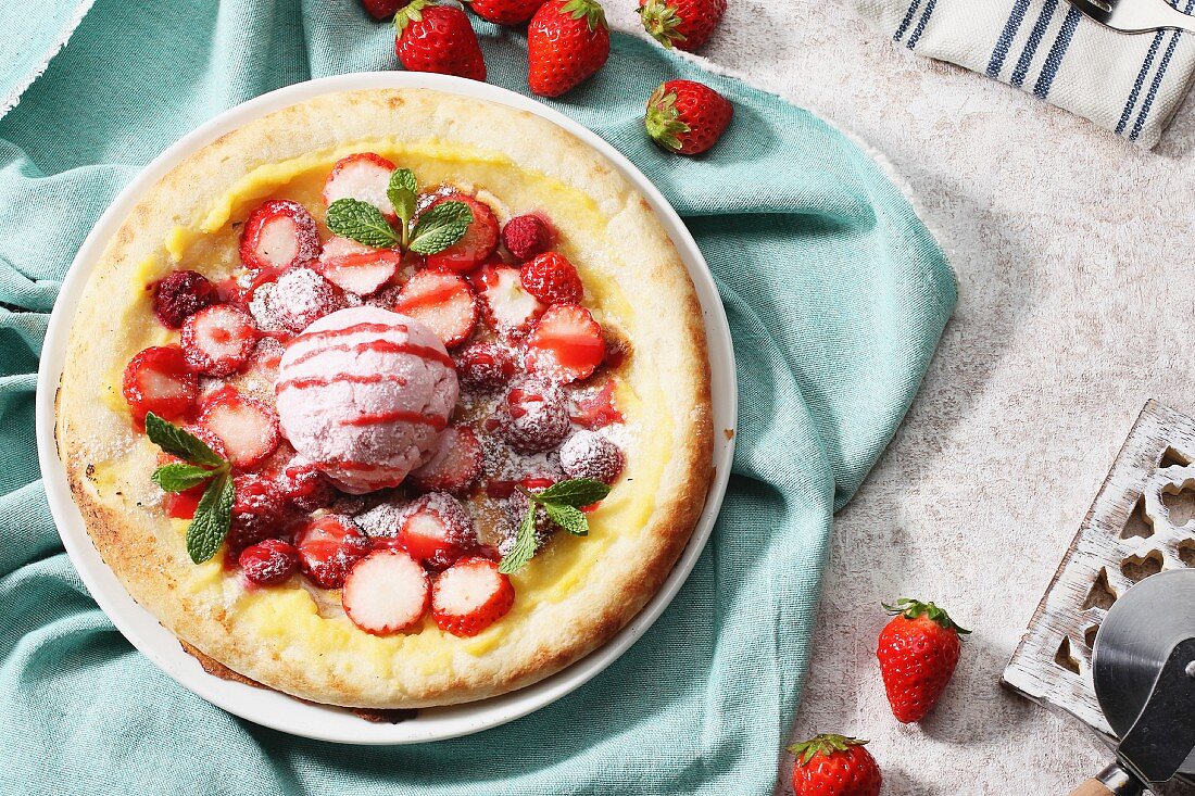 Pizza mit Erdbeeren und Eis