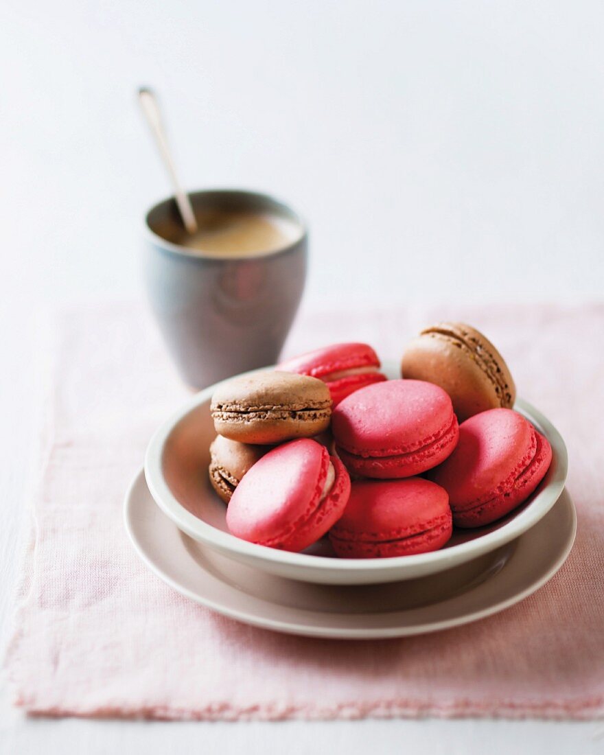 Rote und braune Macarons