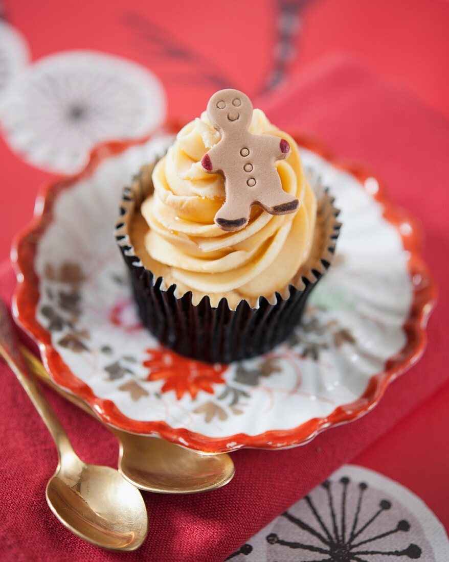 Cupcake mit Ingwercreme und Fondant-Lebkuchenmännchen