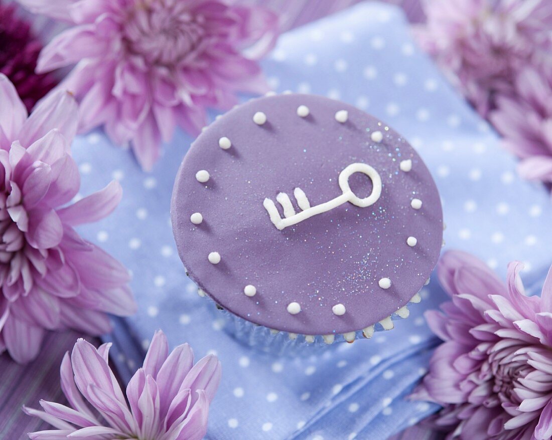 Lila Cupcake mit Schlüssel-Deko