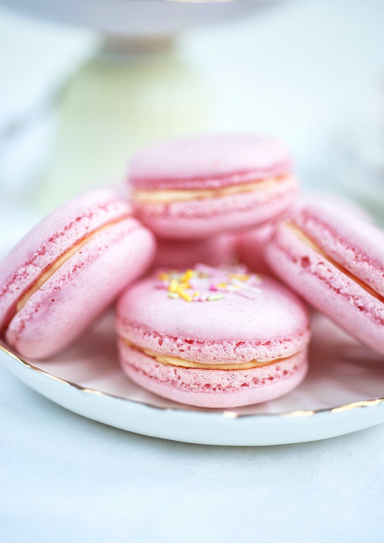 Pink Macarons, gefüllt mit Himbeermarmelade und Clotted Cream (Close Up)