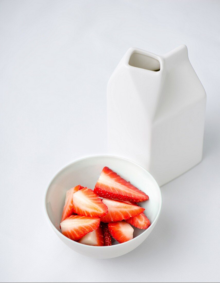 Frische Erdbeeren und Milch