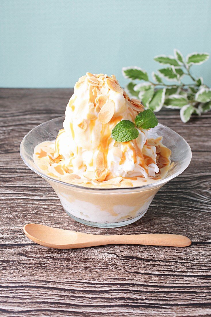 Shaved Ice mit Mandelblättchen