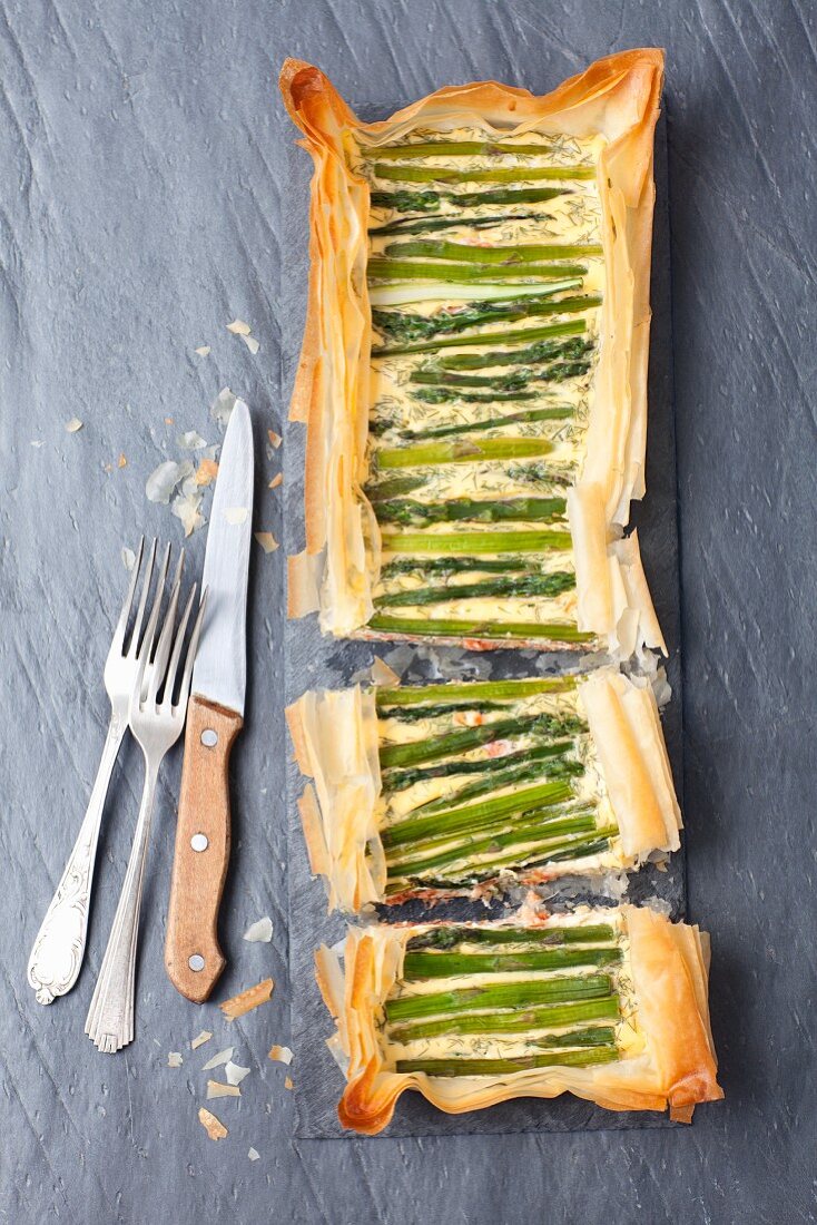 Blätterteigtarte mit Spargel