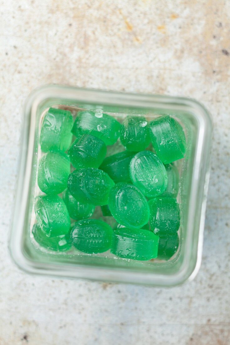 Grüne Minzdrops im Glas
