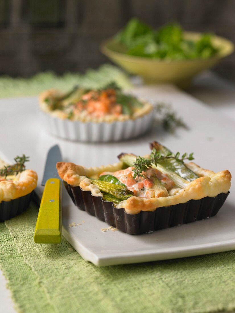 Lauchzwiebel-Lachs-Quiche mit Lachstatar