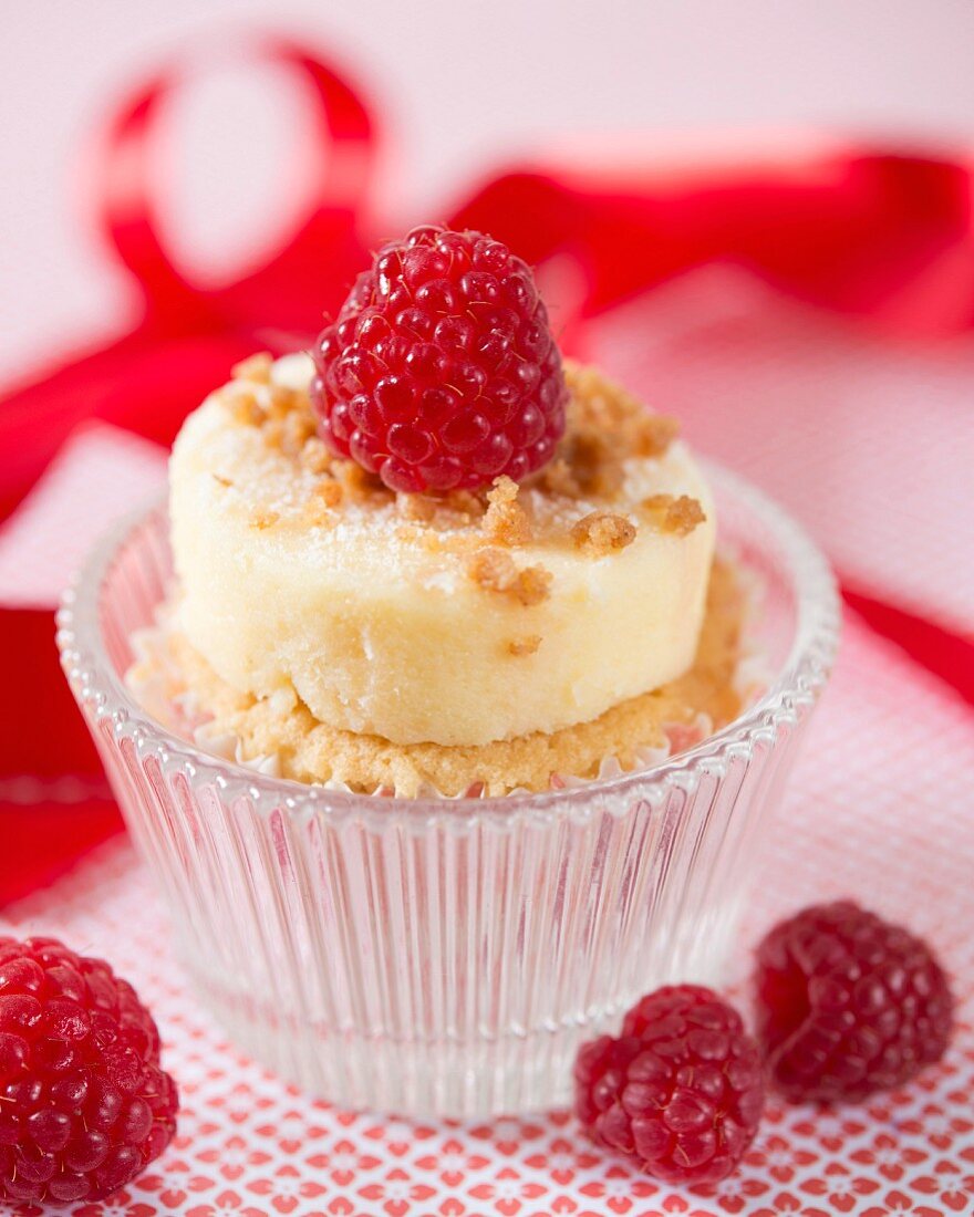 Käsekuchen-Cupcake mit Himbeeren im Glas