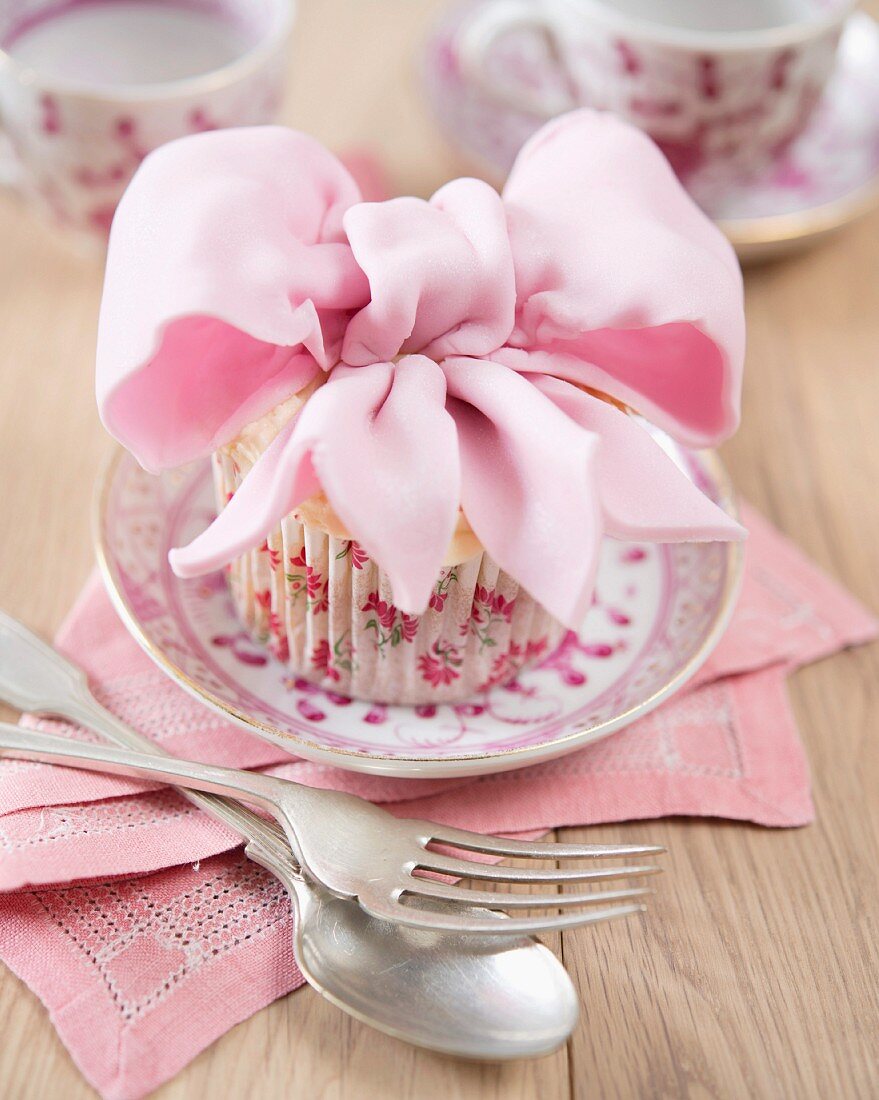 Cupcake mit rosa Fondantschleife