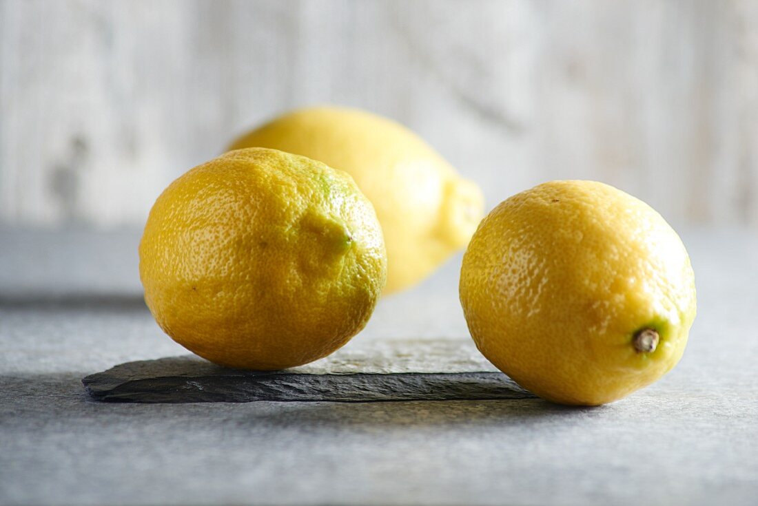Drei ganze Zitronen