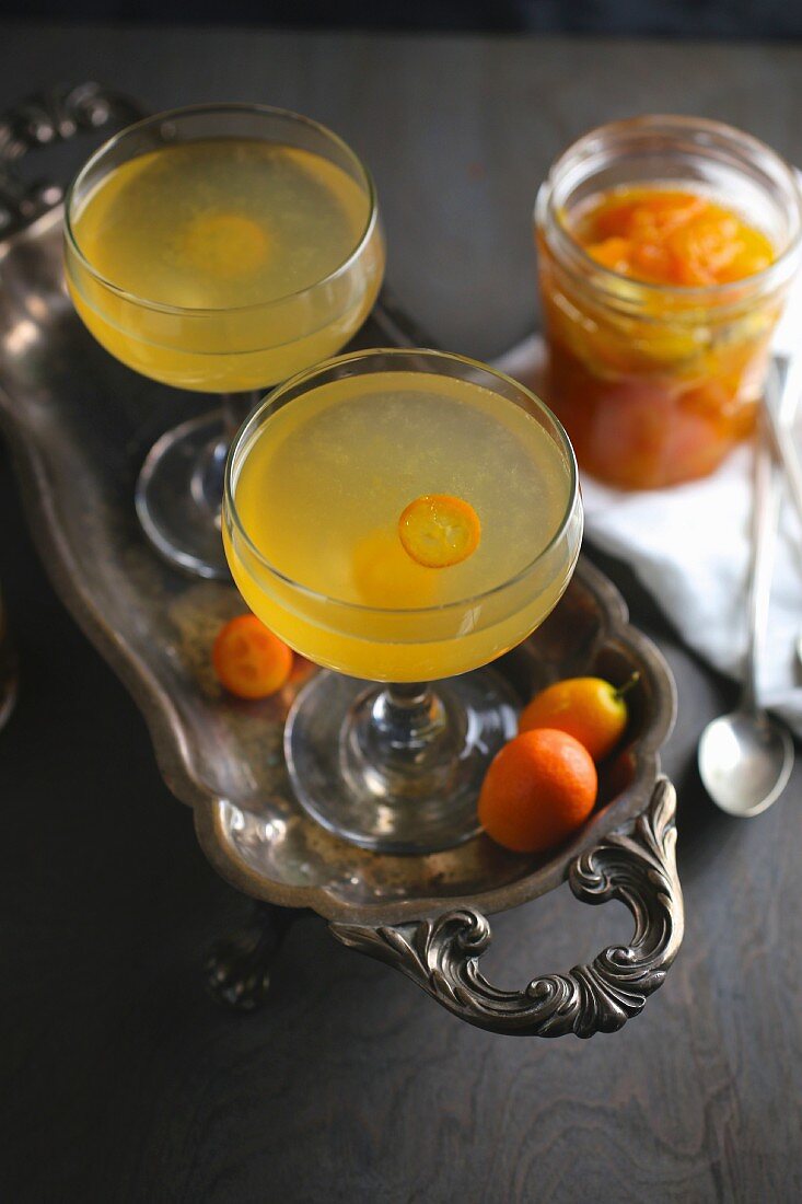 Kumquat-Cocktails auf Silberschale