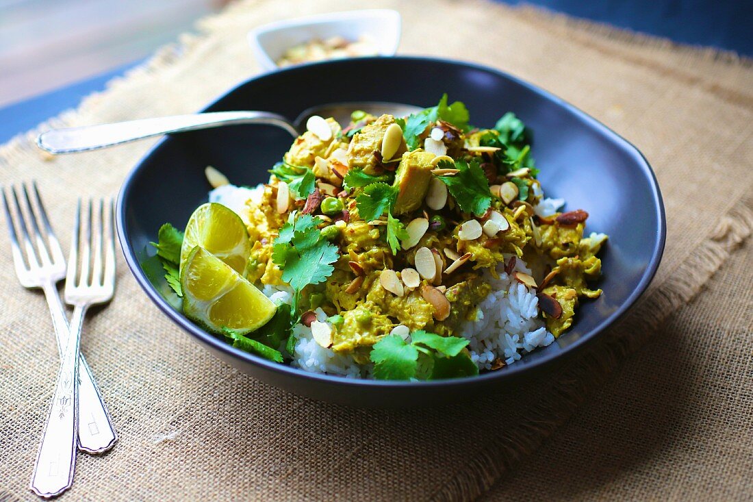 Putencurry mit Mandeln & Koriander auf Reis