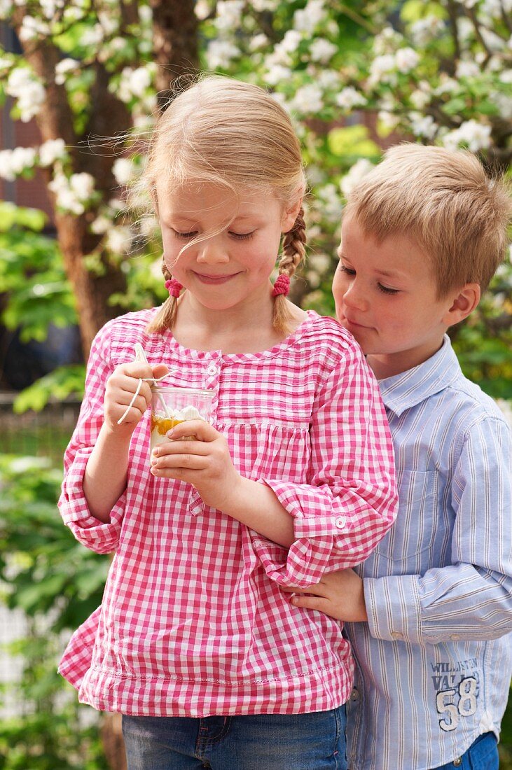 Kinder essen Eton Mess mit Aprikosen