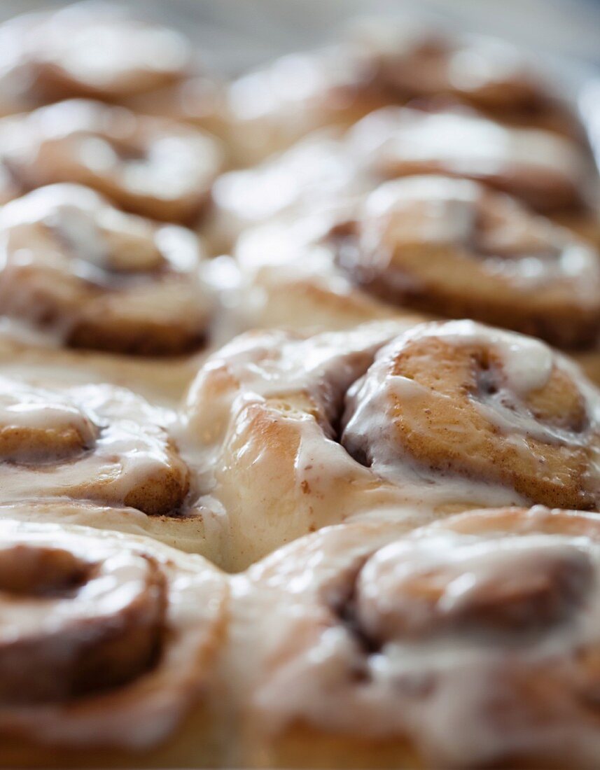 Cinnamon buns with pecan nuts and butter glaze