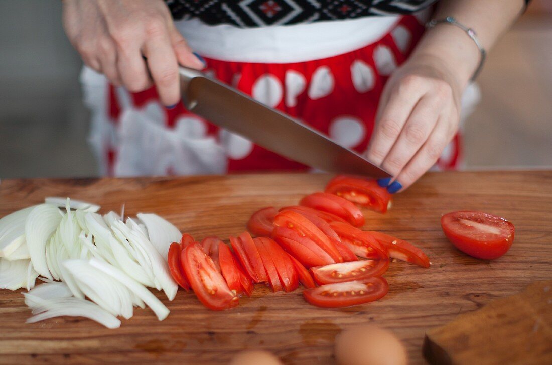 Frau schneidet Tomaten