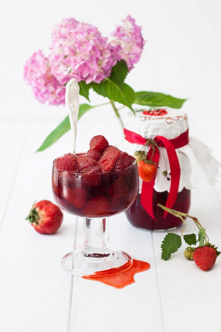 Erdbeeren in Sirup mit Kardamom und Rosenwasser