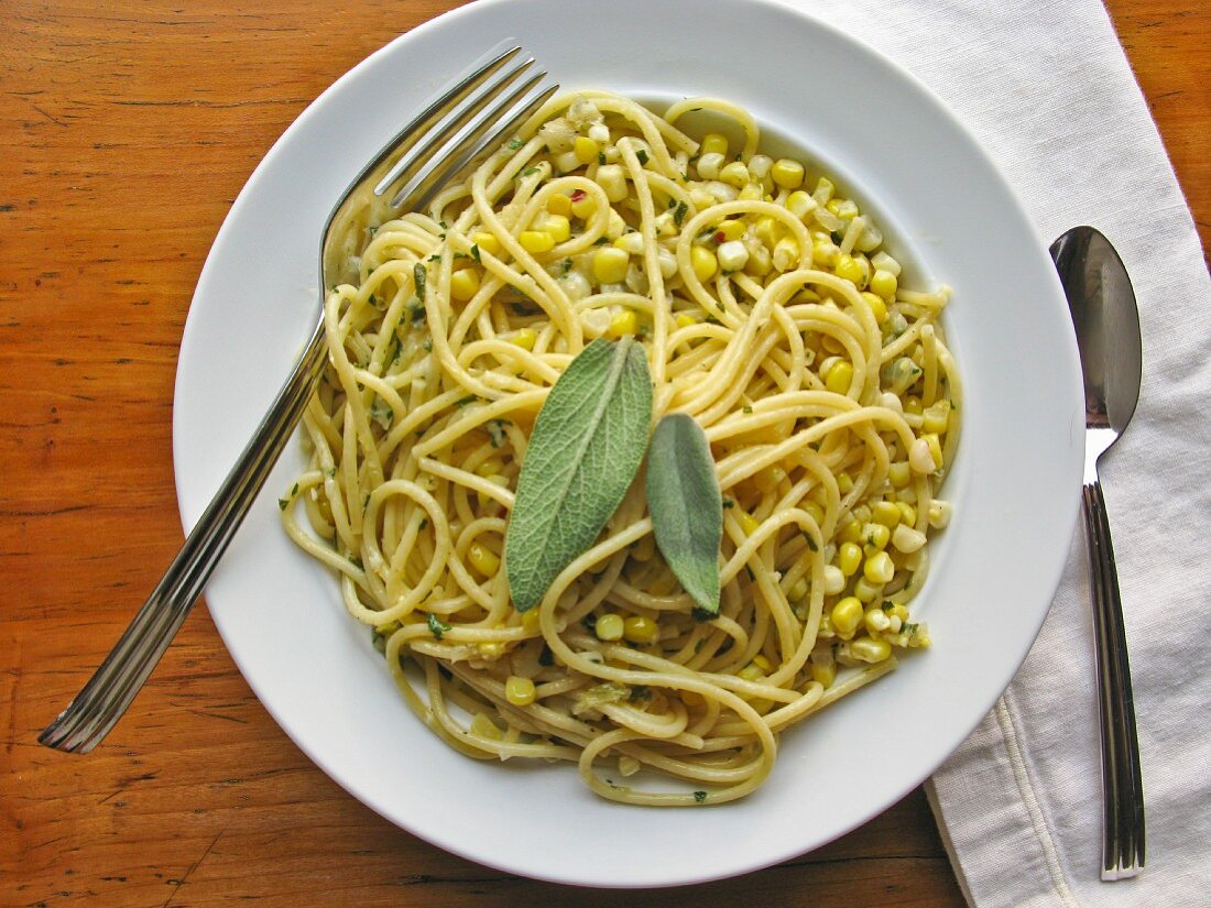 Spaghetti-Mais-Salat mit Salbei und Käse