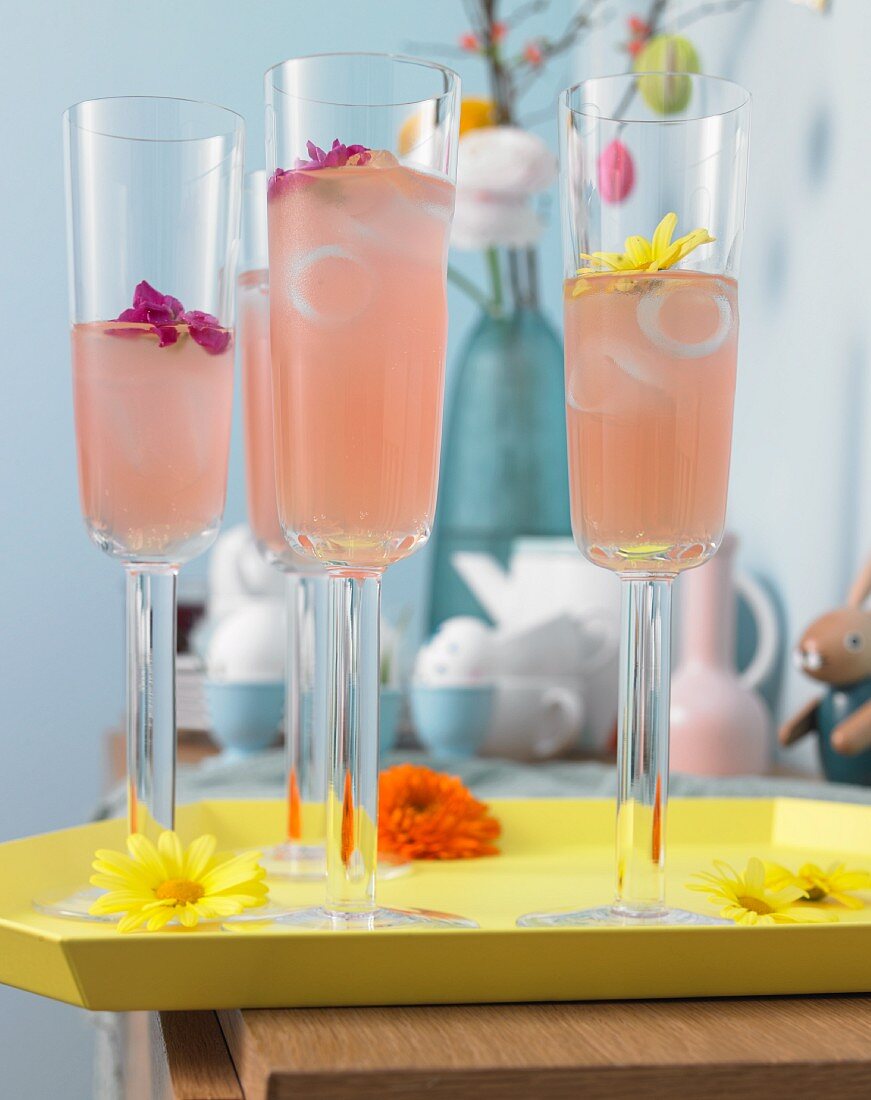 Pink Spring: Cocktail mit Zitronenlimonade, Erdbeersirup & Gin