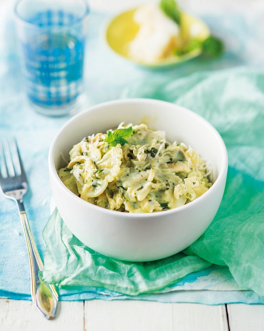 Farfalle mit Putenfleisch und Pesto