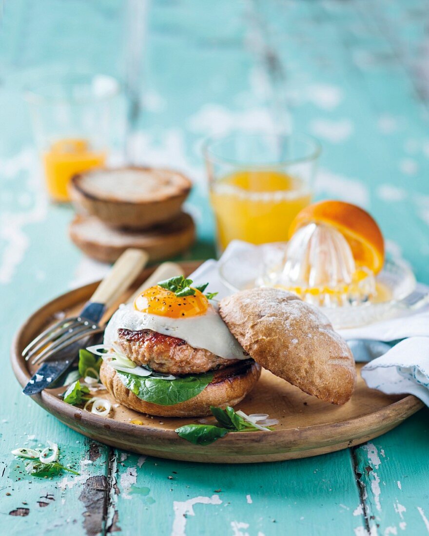 Burger mit Wurstfrikadelle und Spiegelei