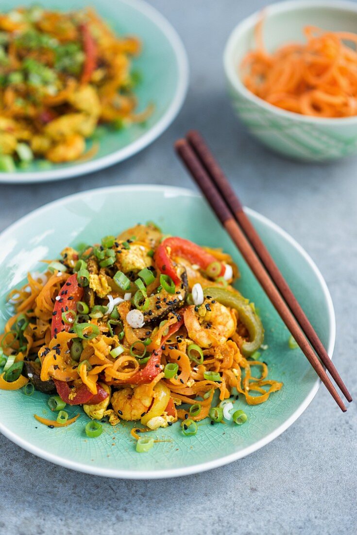 Fried carrot noodles with chicken, prawns and vegetables (Asia)