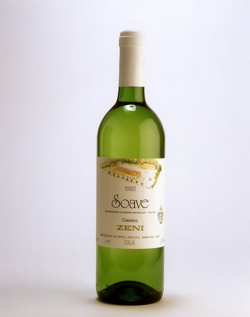 Flasche mit Weißwein Soave Classico aus der Gegend bei Verona