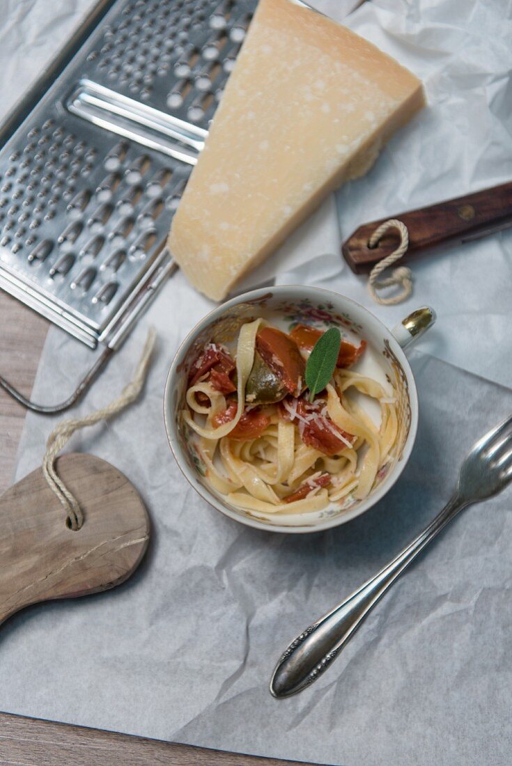 Tagliatelle mit Tomatenragout, Salbei und Parmesan