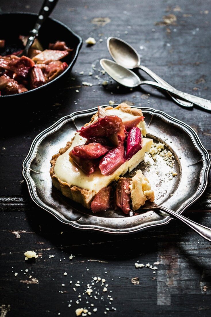 Ein Stück Rhabarbertarte mit Vanillecreme