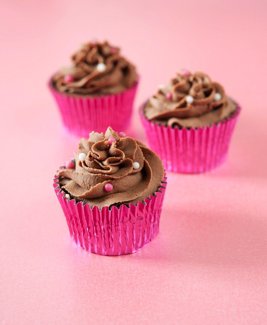 Schokoladencupcakes mit bunten Zuckerperlen