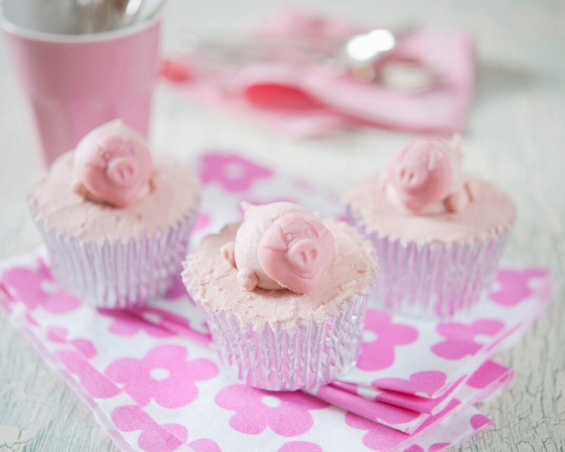 Cupcakes decorated with pink pigs
