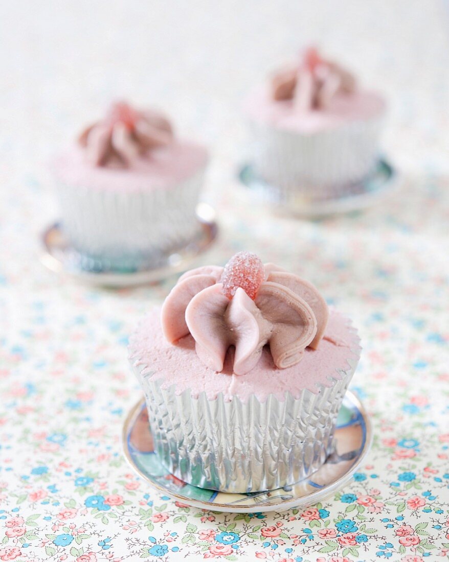 Cupcakes mit Himbeer- und Erdbeerbonbons