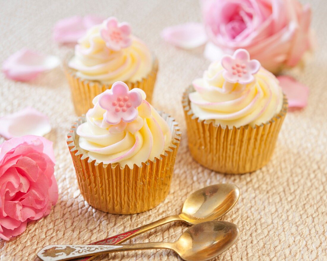 Vanilla cupcakes with pink fondant flowers