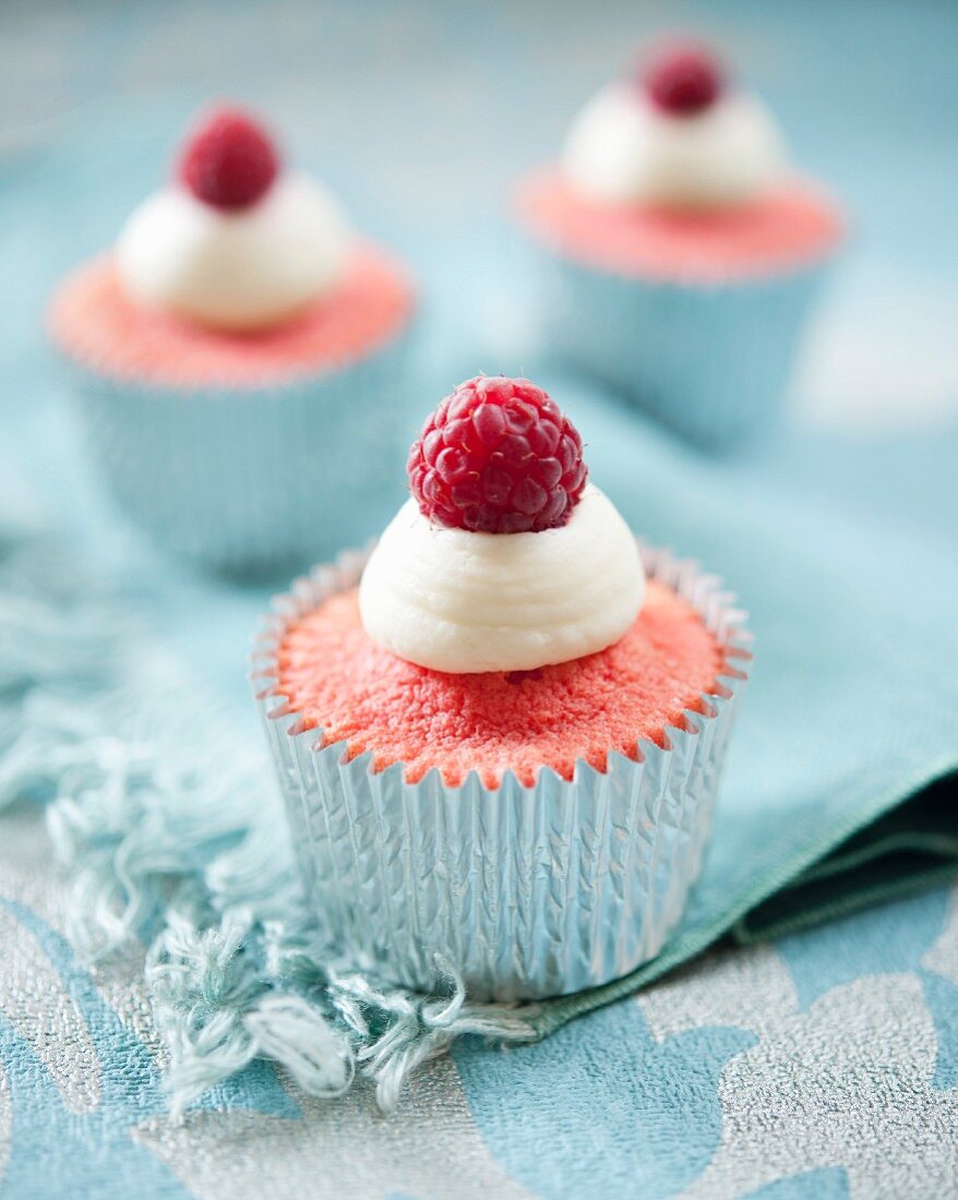 Pink Velvet Cupcakes mit Himbeeren