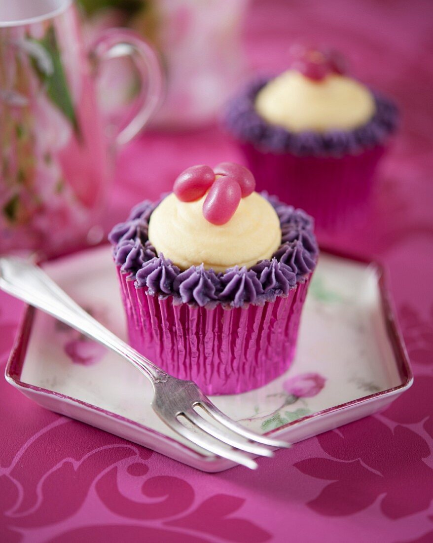 Cupcake mit Jelly Beans, lila Zuckerguss und Vanille-Buttercreme