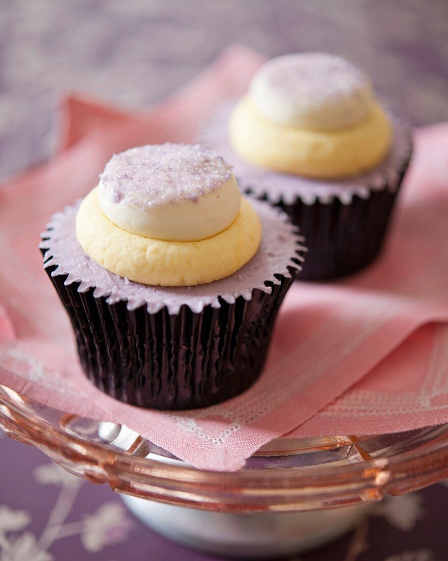 Cupcake mit schwarzer Johannisbeercreme und lila Zucker
