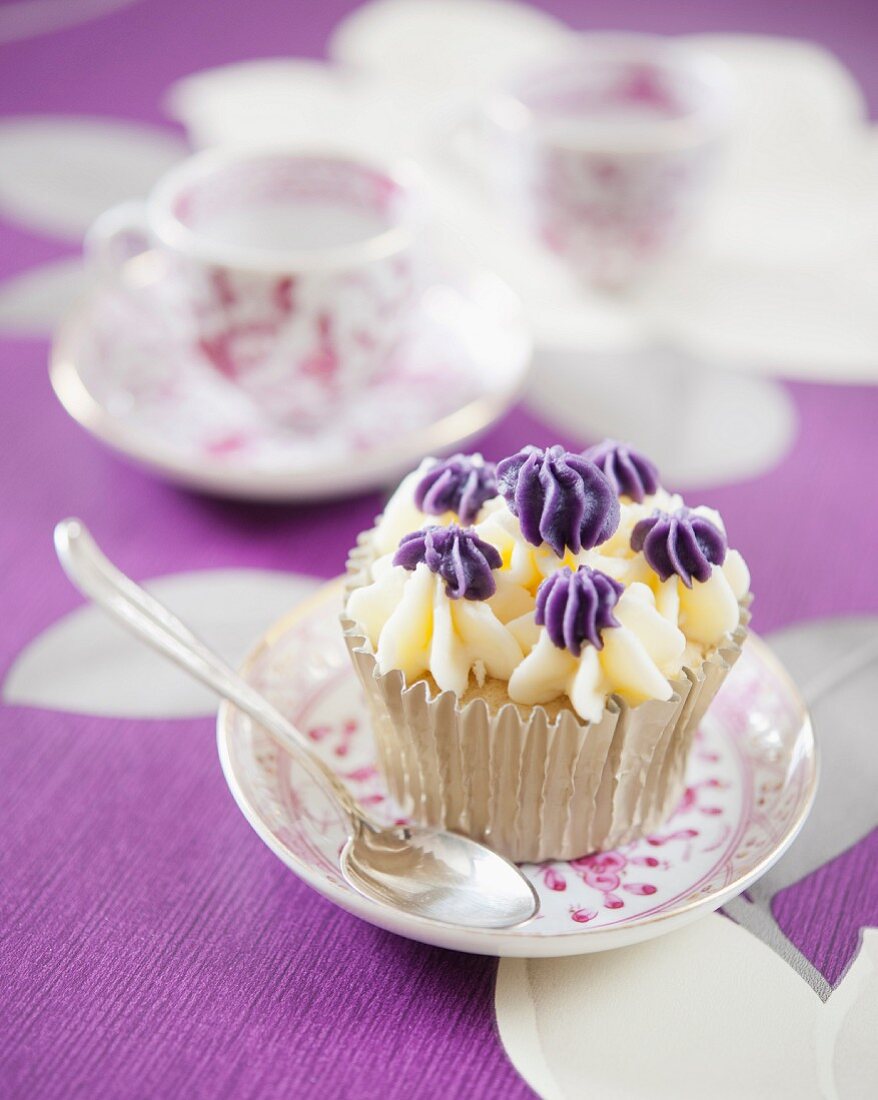 Vanille-Cupcake mit Veilchencreme