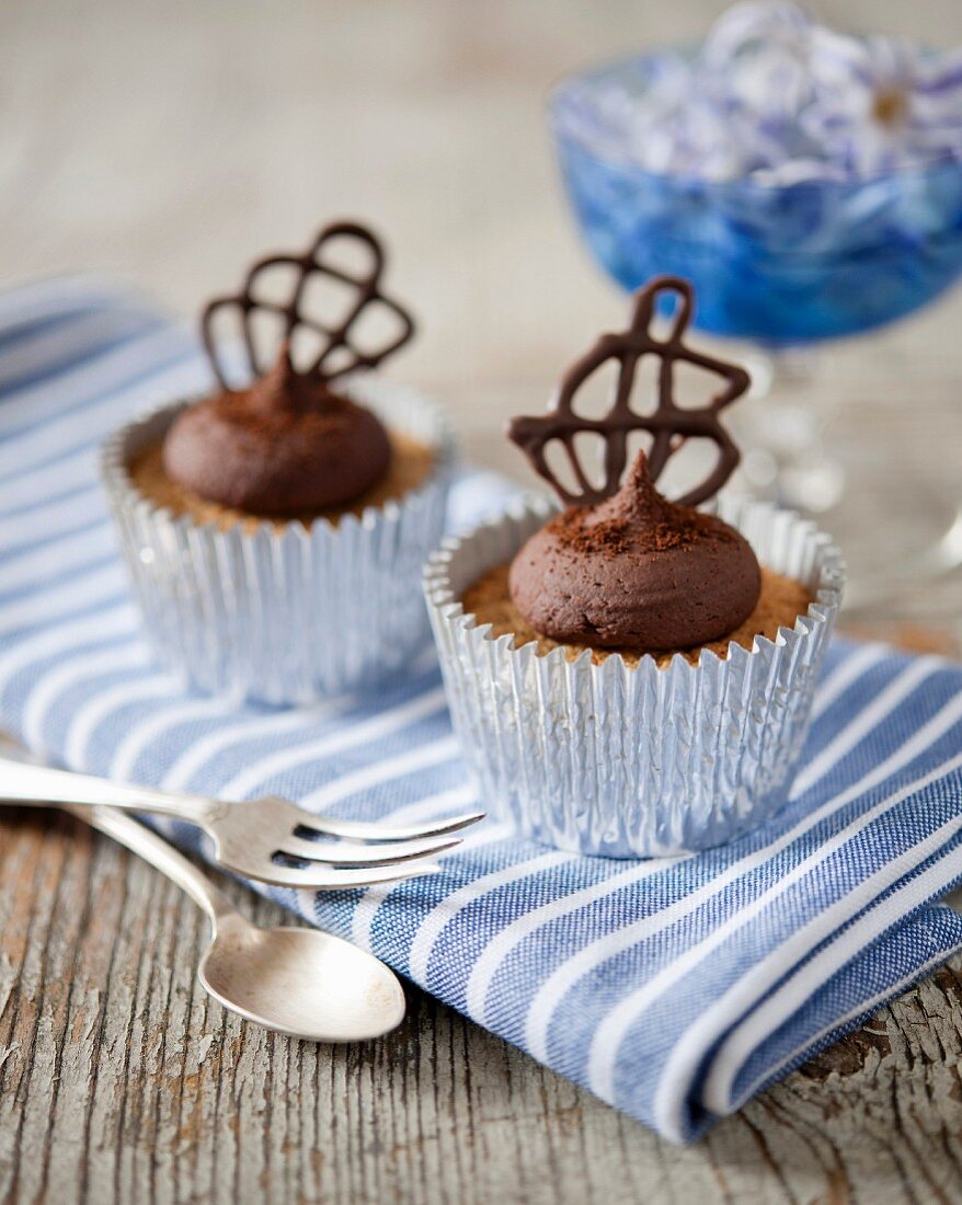 Schokoladen-Cappuccino-Cupcakes mit Schokoladengitter